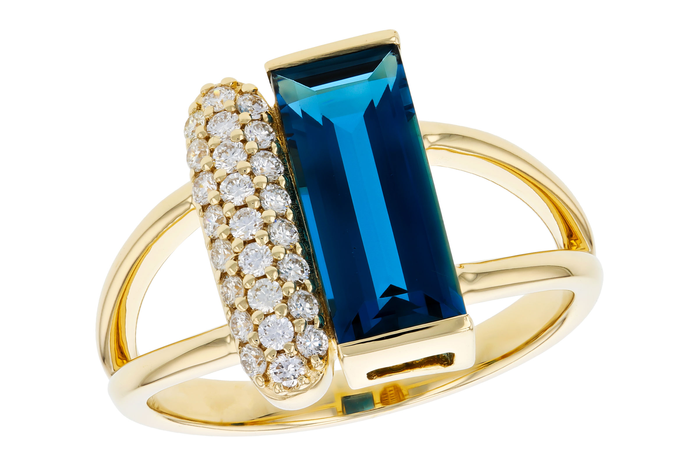 L284-75386: LDS RG 2.67 LONDON BLUE TOPAZ 2.92 TGW (12x5MM BT)
